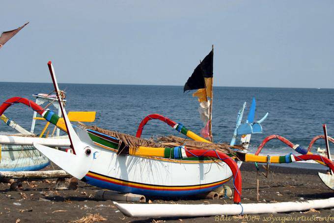 Pirogue zwei schwimmt Kusamba - Bali