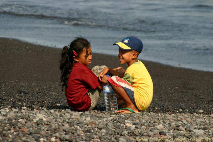 Paar Kinder spielen am Strand, Kusamba - Bali
