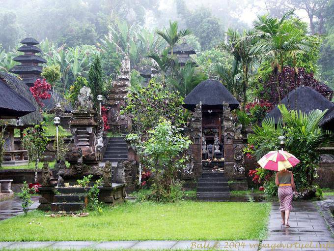 Besuchen Sie den regen, Luhur Batukaru. - Bali