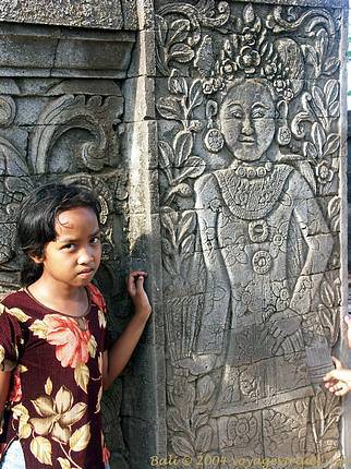 Kleines Mädchen vor der Entlastung Maduwe Karang - Bali