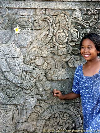 Vor der Wandskulptur des niederländischen Nieuwen, Maduwe Karang - Bali