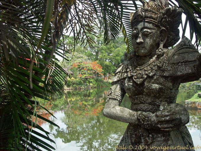 Weibliche Statue, Mengwi Taman Ayun - Bali