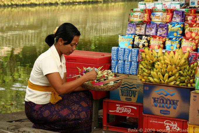 Junge balinesischen Verkäuferin, Mengwi Taman Ayun - Bali