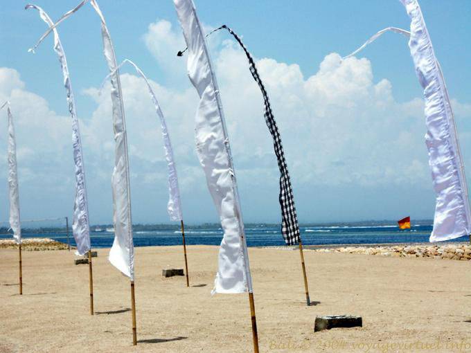 Traditionelle Fahnen am Strand von Nusa Dua - Bali