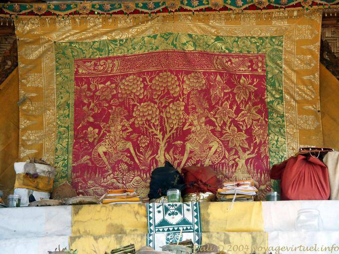 Altar mit Opfergaben, Tempel Penataran Sasih - Bali