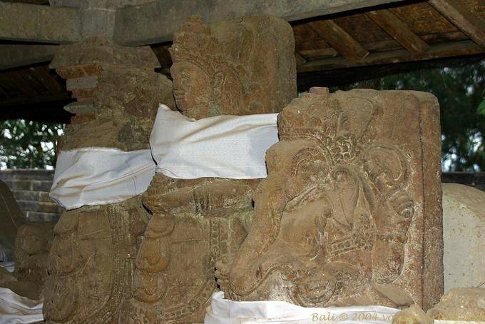 Statues de pierre antiques datant du 11e-13e siècles, Puncak Penulisan Bügel Bali  