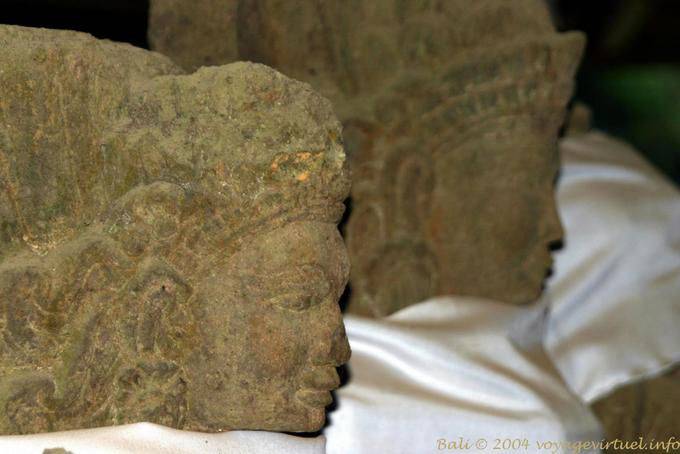 Têtes d'anciennes statues, (Pura Tegeh Koripan), Penulisan Bügel Bali  