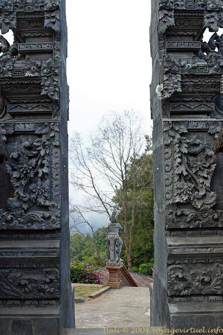 Entrée ouvragée du temple de Tegeh Koripan, Penulisan Bügel Bali  