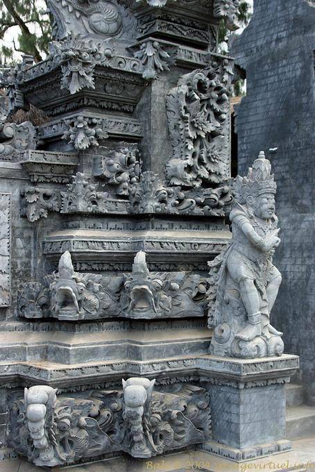 Complexité des sculptures mêlant végétation et animaux fabuleux, Puncak Penulisan Bügel Bali  