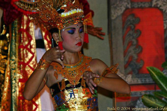 Schönheit einer jungen balinesischen Tänzerin tanzen Ramayana Nusa Dua - Bali