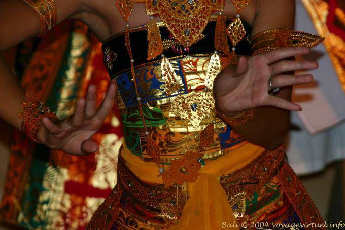 Zoom costune und zarte Hand-Spiel, Tanz Ramayana Nusa Dua - Bali