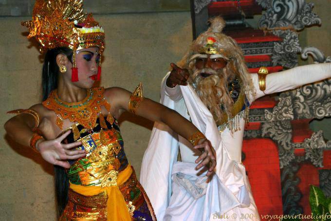 Der Priester Finger désigant Tänzer, tanzen Ramayana Nusa Dua - Bali