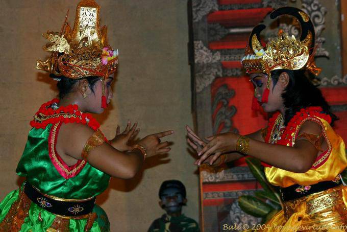 Tänzer mit zarten Gesten und typische Körperhaltungen, tanzen Ramayana Nusa Dua - Bali