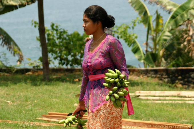 Junge Frau mit Bananen, Rambut Siwi - Bali