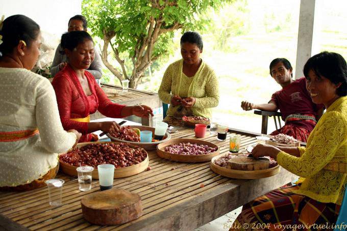 Frauen die Zubereitung von Speisen, Rambut Siwi - Bali