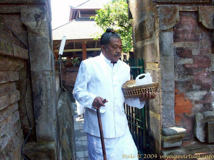 Tirta Empul Priester Vorbereitung - Bali