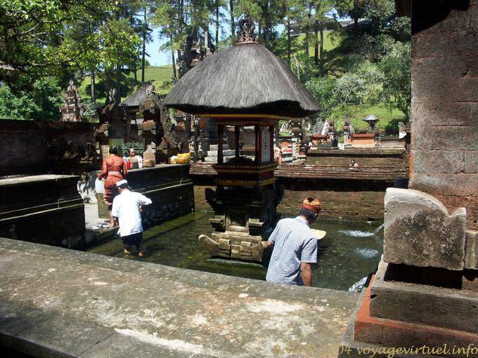 Pool von Weihwasser Tirta Empul - Bali