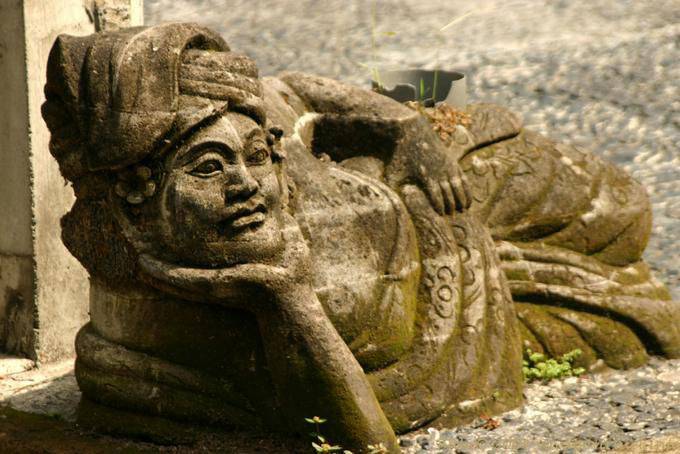Statue meditative Mann liegend, Ubud - Bali