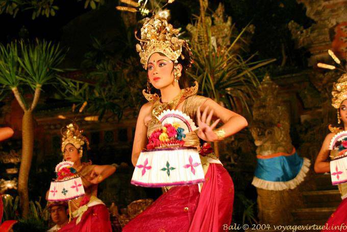 Charming Tänzerin gekrönt Barongtanz - Bali