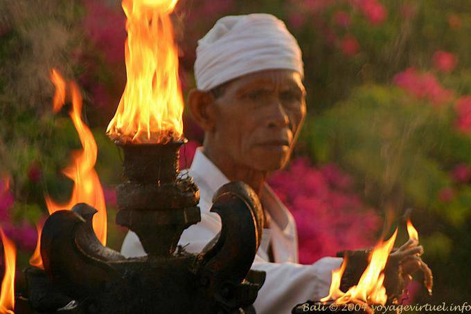 Priest und Flamme Uluwatu - Bali