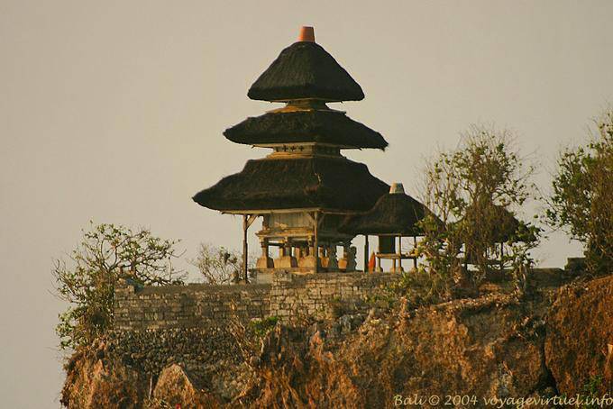Am Rand der Klippe, Pura Uluwatu Luhu - Bali