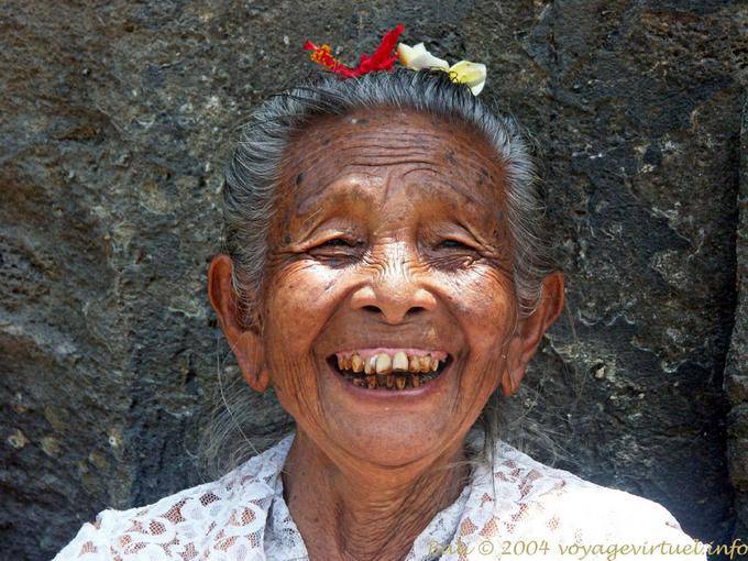 Laugh Großmutter, Yeh Puluh - Bali