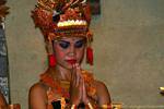 Junge Tänzer Gruß Ramayana Nusa Dua, Bali.