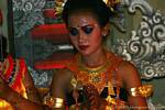 Tänzer mit niedergeschlagenen Augen tanzen Ramayana Nusa Dua, Bali.