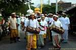 Religiöse Prozession in einer Straße Sangsit, Pura Beji, Bali.