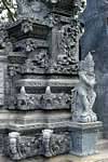 Komplexität Skulpturen kombiniert Vegetation und Fabeltiere, Puncak Penulisan Temple, Bali.