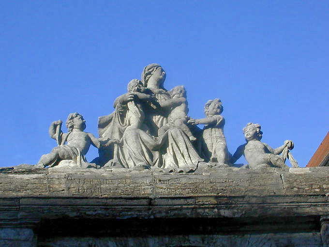 Besançon, Statuen am Eingang des Hotels Goudimel - Frankreich