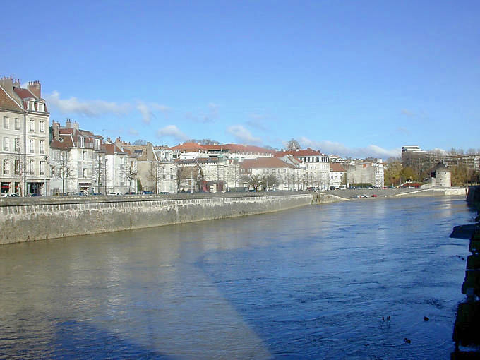Besançon, Doubs von der Battant Bridge, Straßburg Dock - Frankreich