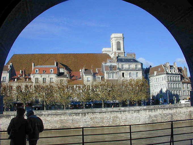 Besançon, Madeleine Blick aus einem Torbogen des Quai Vauban - Frankreich