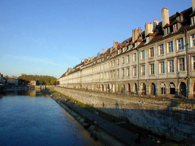 Besançon, dem Quai Vauban im Licht der Abend - Frankreich