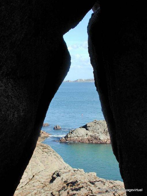 Zwischen den Felsen, rosa Granitküste, Perros Guirec, Bretagne - Frankreich