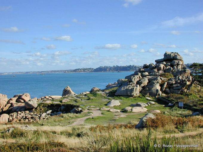 Louannec in der Ferne, Blick von der Küstenwache Pfad Britannien - Frankreich