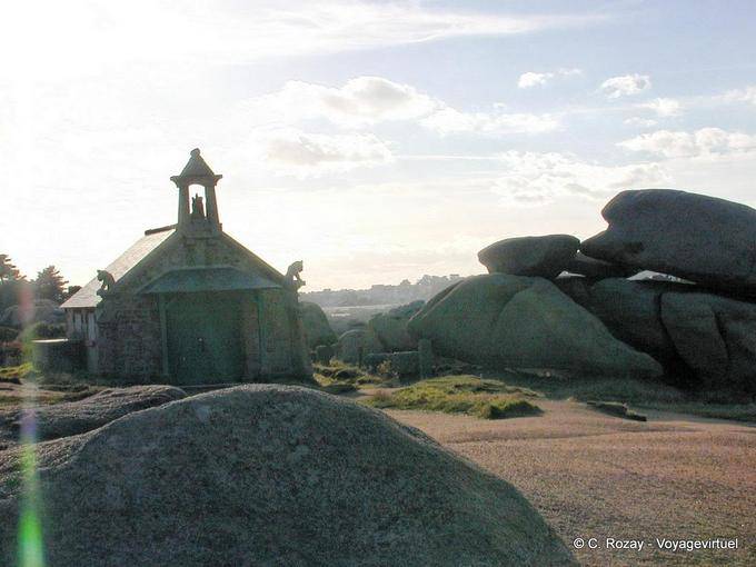 Eine andere Ansicht des Hauses mit Wasserspeiern, Ploumanac'h, Bretagne - Frankreich