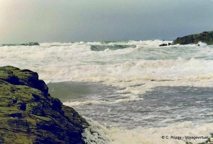 Rollen an der Strand und das Meer entfesselten, Quiberon, Bretagne - Frankreich