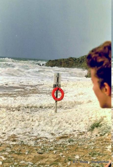 Rote Boje und weißen Schaum, Quiberon - Frankreich