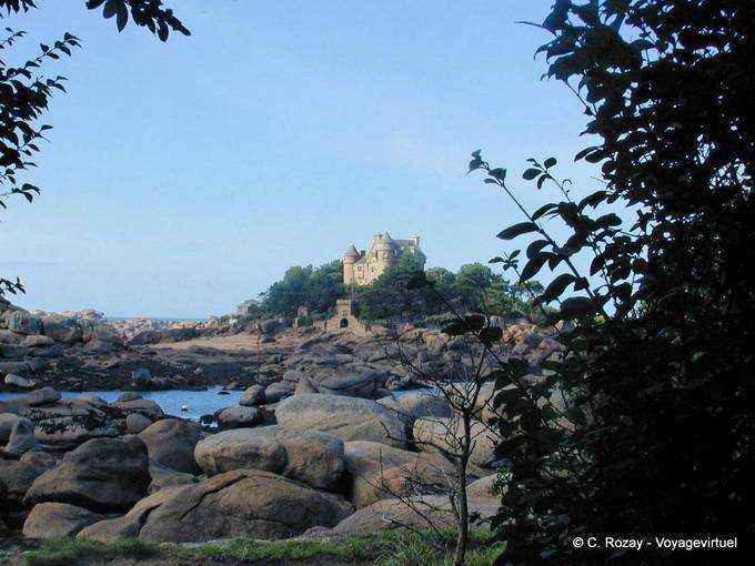 Costaérès Schloss von der rosa Granitküste, Bretagne gesehen - Frankreich