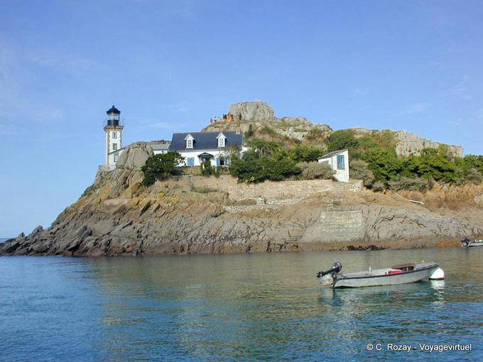 Leuchtturm und Haus auf der Insel in Richtung Caramec Louët, Bretagne - Frankreich