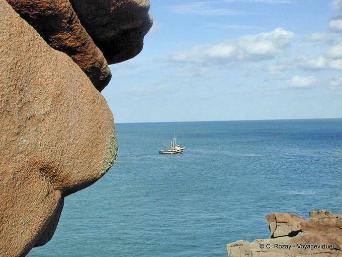 Fischerboot von der Spur Küstenwache, Bretagne gesehen - Frankreich