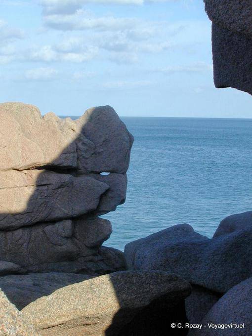 Kurioser geformten Felsen an der Côte de Granit Rose, Perros Guirec, Bretagne - Frankreich