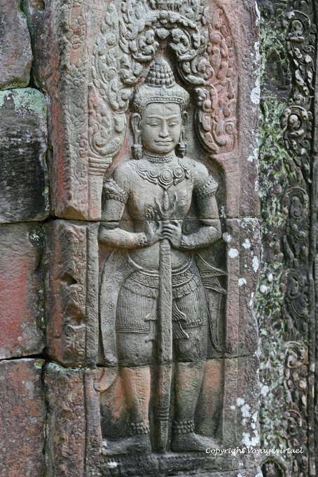 Devatas an einer Außenwand, Banteay Kdei geschnitzt, Angkor, Kambodscha