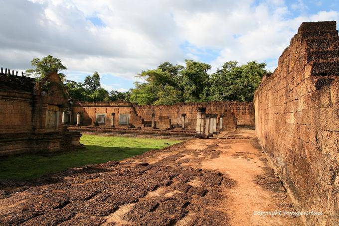 Außenwände und Reste von der Galerie, Banteay Samre, Angkor, Kambodscha