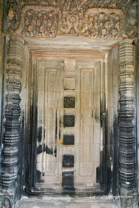 Falsche Tür mit Säulen und Giebel mit den Naga, Banteay Samré, Angkor, Kambodscha