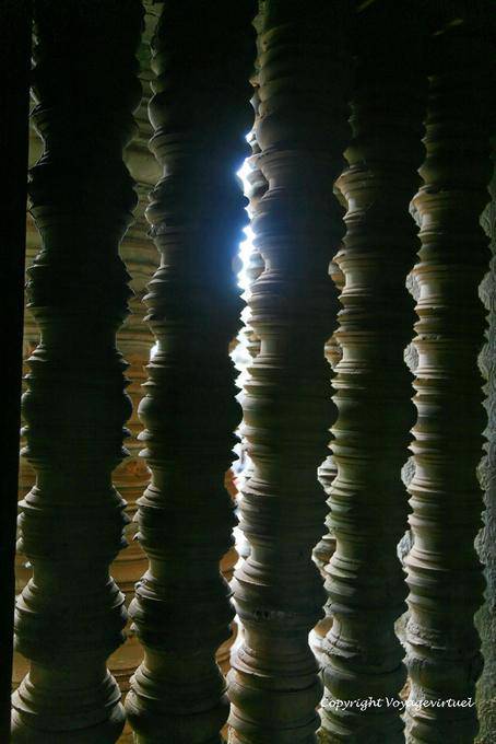 Ray zwischen den Balustraden, Banteay Samre, Angkor, Kambodscha