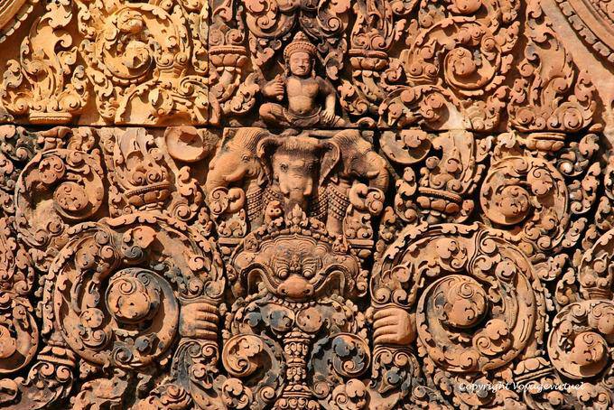 Dekorative Flachrelief über einer Tür, Banteay Srei, Angkor, Kambodscha