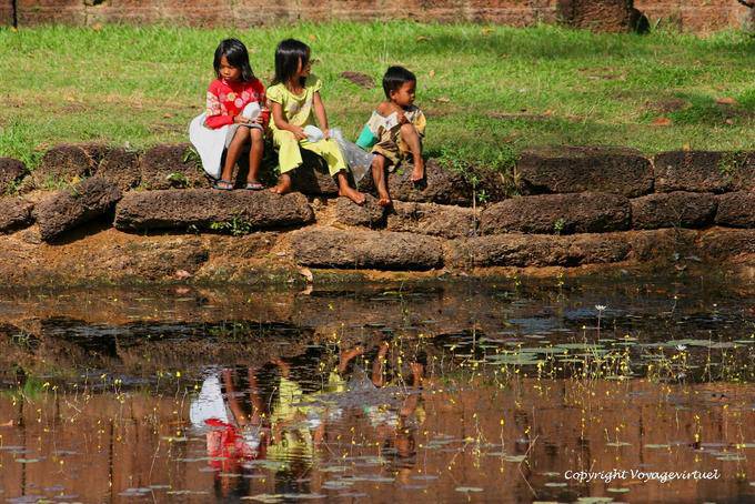 Kinder am Rande des Grabens Banteay Srei, Angkor, Kambodscha