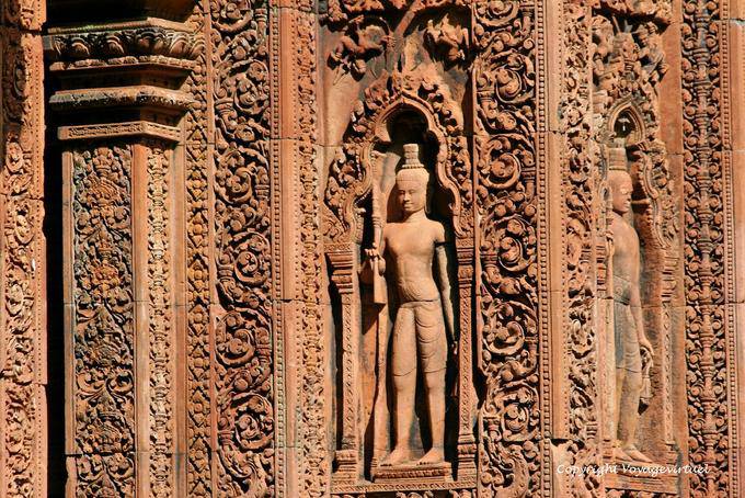 Wächter Dvarapala das zentrale Heiligtum des Banteay Srei, Angkor, Kambodscha